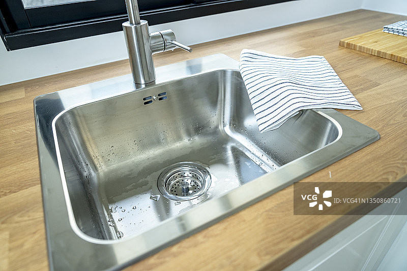 水槽上的洗碗布图片素材