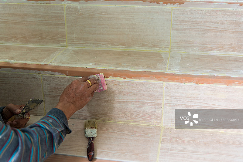 瓷砖填缝剂：有助于覆盖碎裂或翘曲的瓷砖缝隙，使房屋看起来整洁美观，防止瓷砖爆裂，减少污垢堆积图片素材