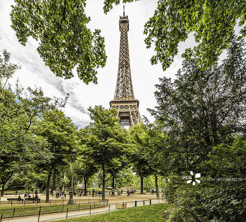 从埃菲尔铁塔花园拍摄的埃菲尔铁塔图片素材