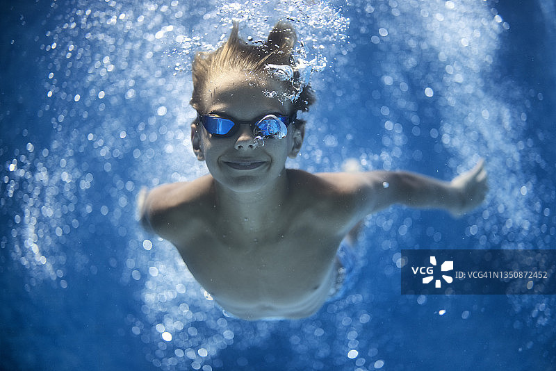 可爱的少年在泳池水下游泳图片素材