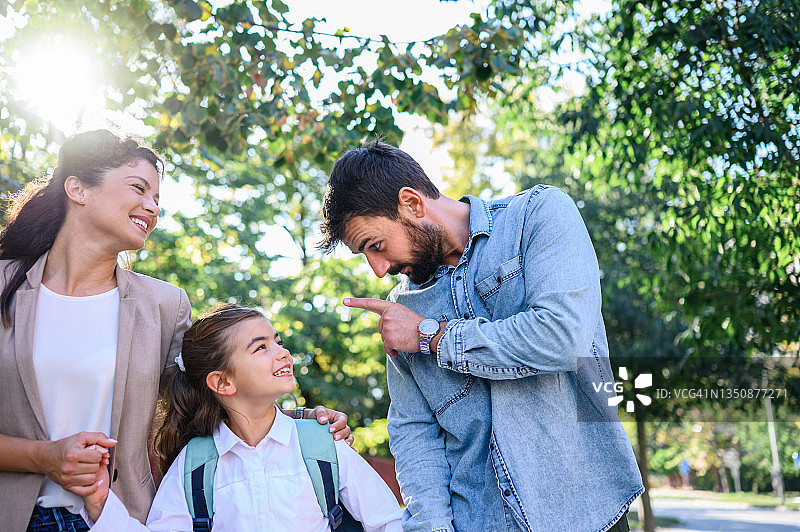 父母送女儿上学图片素材