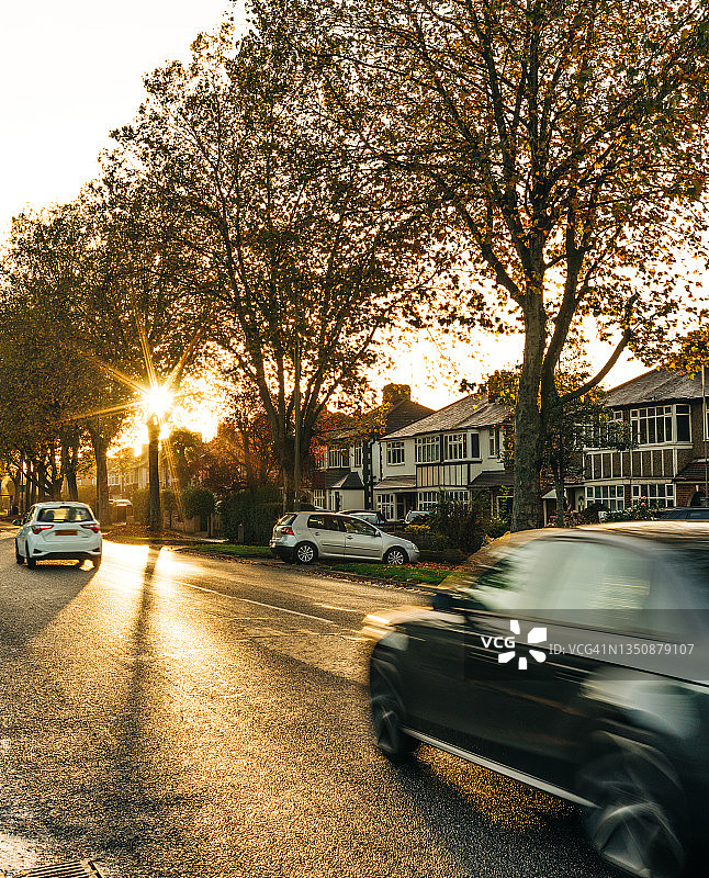 雨后萨里郊区公路的日落景色图片素材