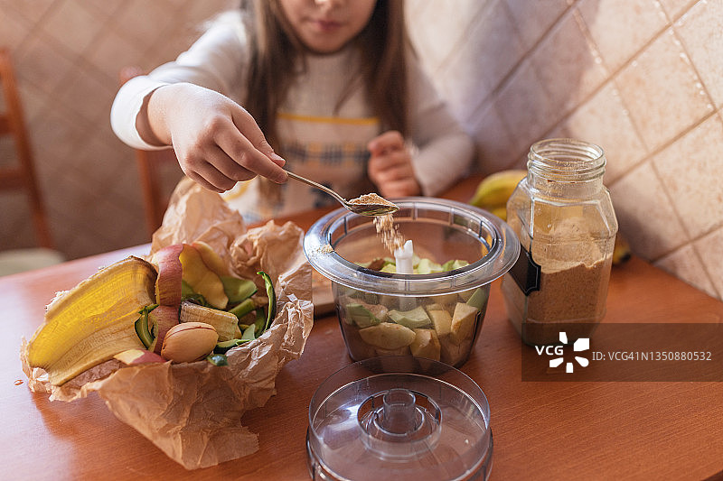 年轻女孩制作早餐冰沙特写图片素材