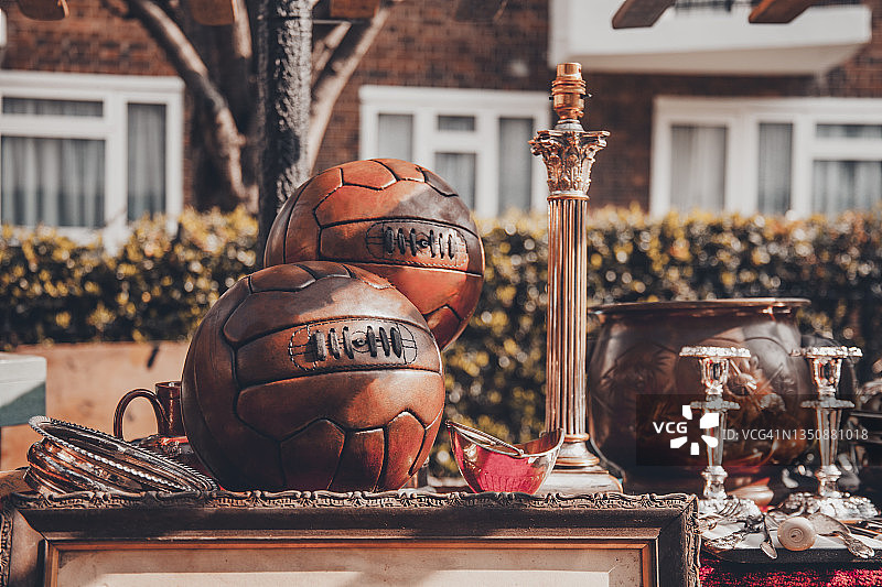 伦敦古玩市场上的体育用品特写，英国，欧洲图片素材