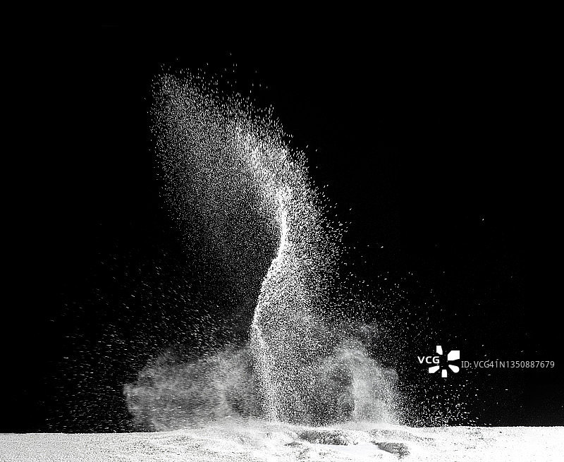 黑色背景上由灰尘和烟雾爆炸产生的冲击波图片素材