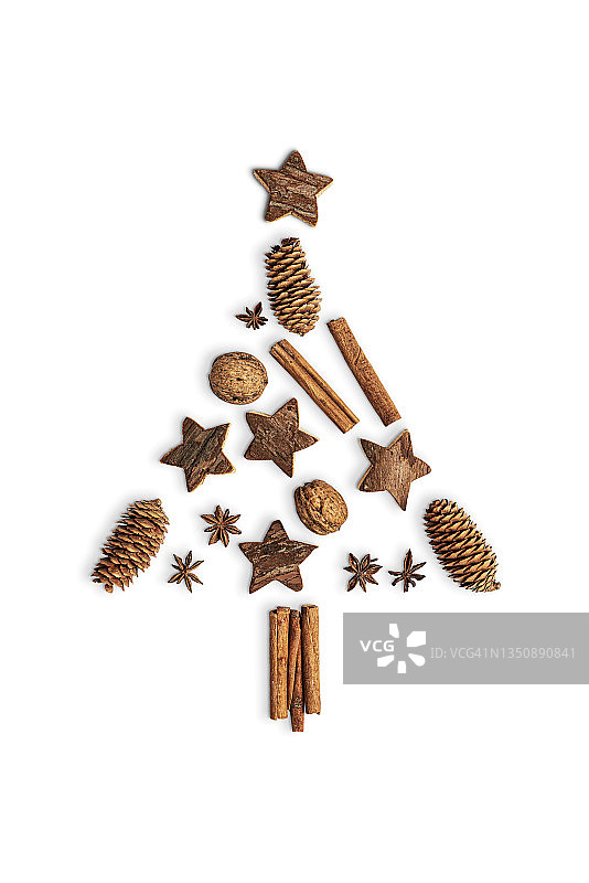 木制星星、坚果、八角茴香、肉桂棒和松果摆成圣诞树的形状。白色背景。扁平风格。图片素材
