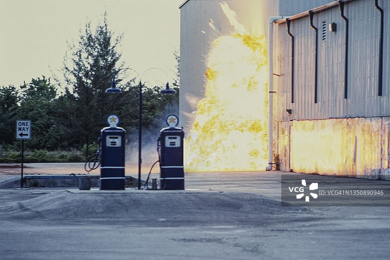 燃料泵附近仓库爆炸的火球图片素材