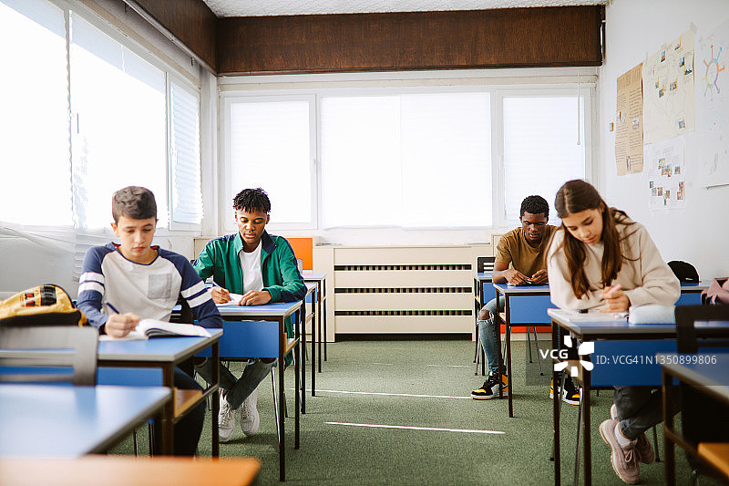 一群孩子在高中教室里图片素材