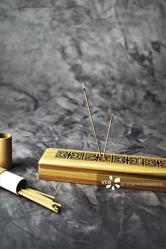 质朴背景上的香和香座图片素材