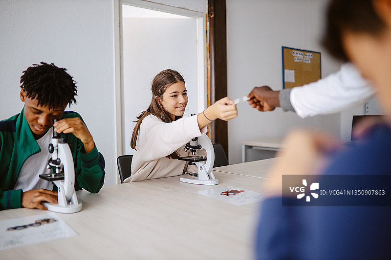 高中生物课上的老师和学生图片素材