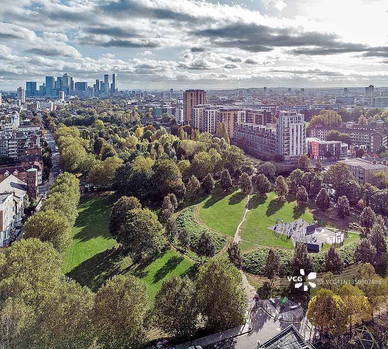 伦敦秋季的米尔安德生态公园（高角度视角）图片素材