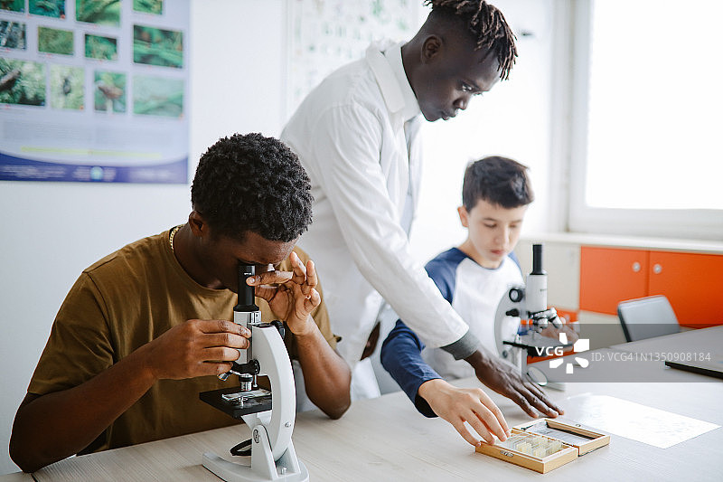 高中生物课上的老师和学生图片素材