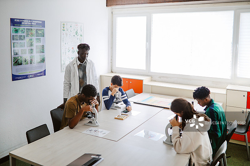 高中生物课上的老师和学生图片素材