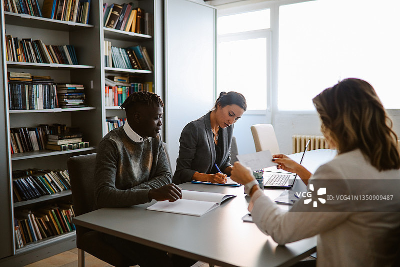 学校教师会议室会议图片素材