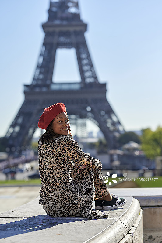 坐在埃菲尔铁塔前的女人图片素材