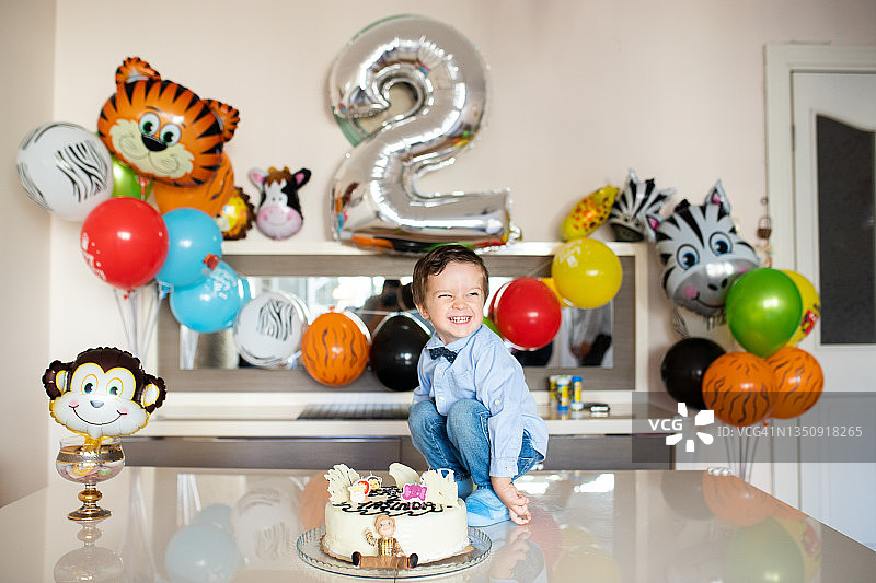 小男孩准备吹灭蛋糕上的蜡烛图片素材