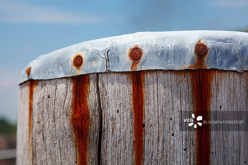 蓝天下的乡村系泊柱图片素材