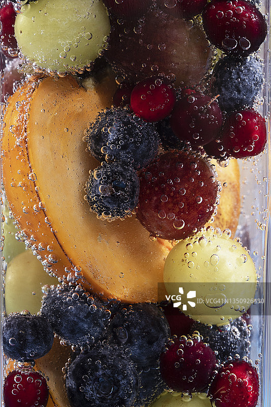 冰镇碳酸水中水果和浆果的特写图片素材