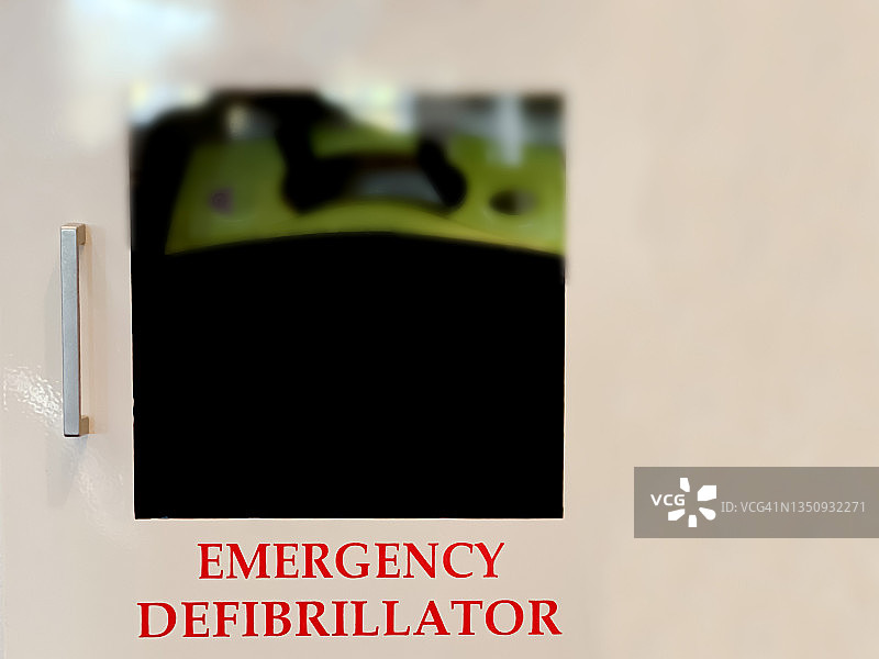 墙上的自动体外除颤器（AED），带文案空间图片素材