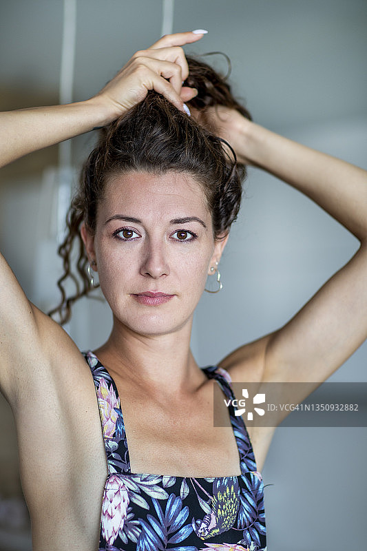 看着镜头的年轻漂亮女人肖像照图片素材