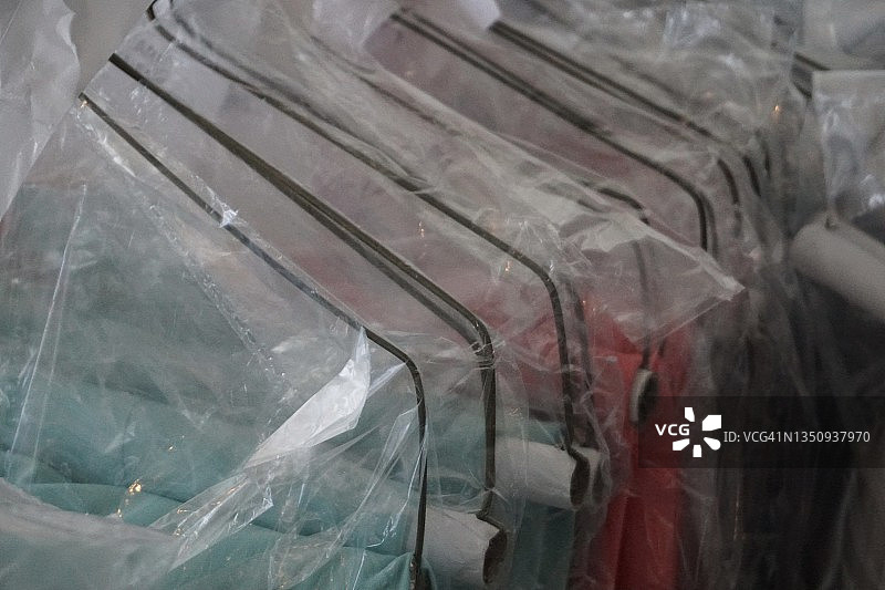 挂在衣架上的洗涤衣物特写图片素材