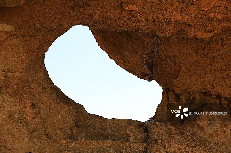 岩石上的洞图片素材