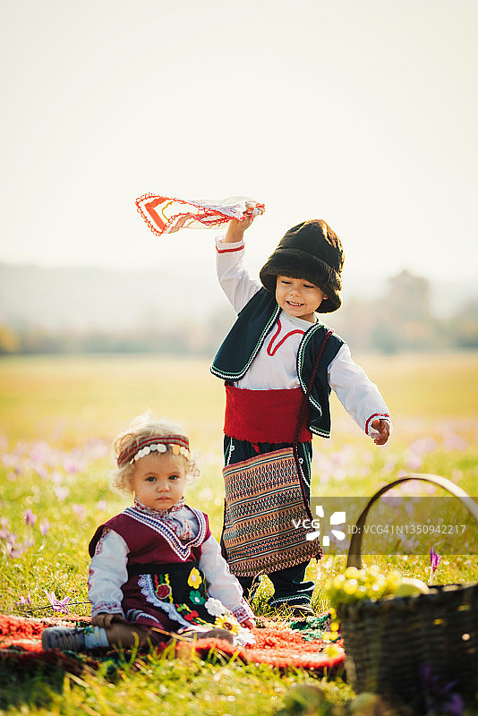 穿着保加利亚传统服装的可爱儿童图片素材