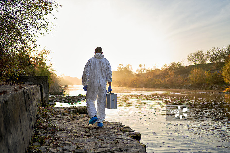 科学家去河边采集工业污染水样图片素材