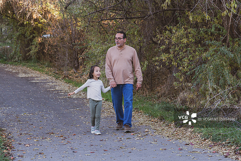 祖父和孙女的自然漫步图片素材