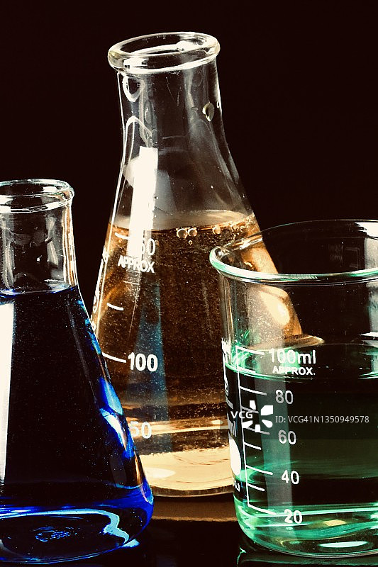 装有化学物质的实验器皿烧杯图片素材