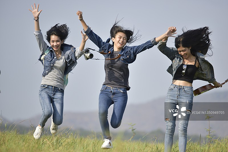 在户外徒步旅行的青少年朋友图片素材