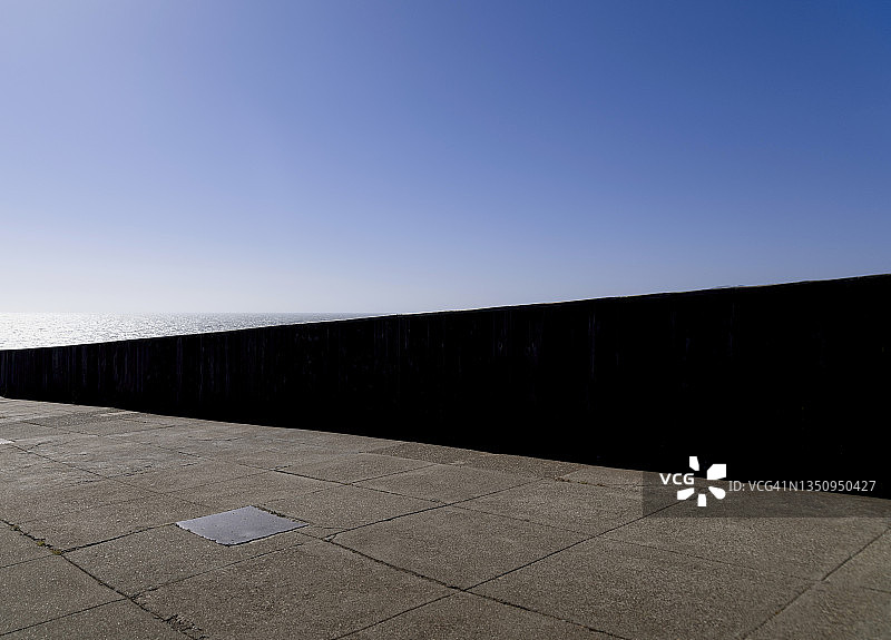 人行道旁的海堤图片素材
