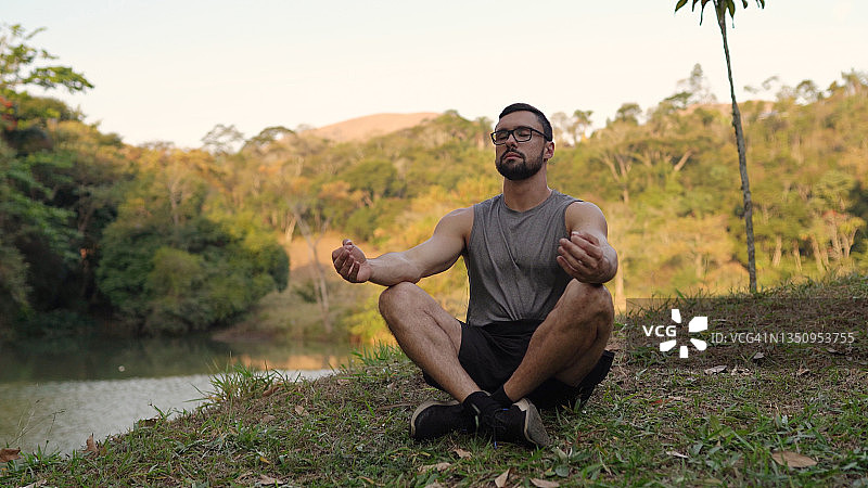 在自然中冥想的男人图片素材