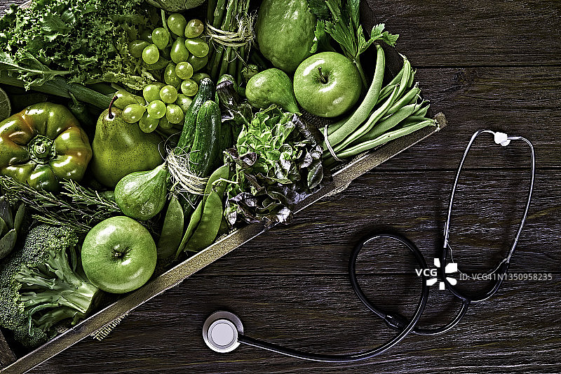 绿色蔬菜与听诊器桌面背景图片素材