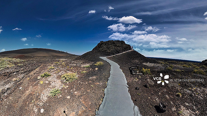 徒步穿越熔岩地区图片素材