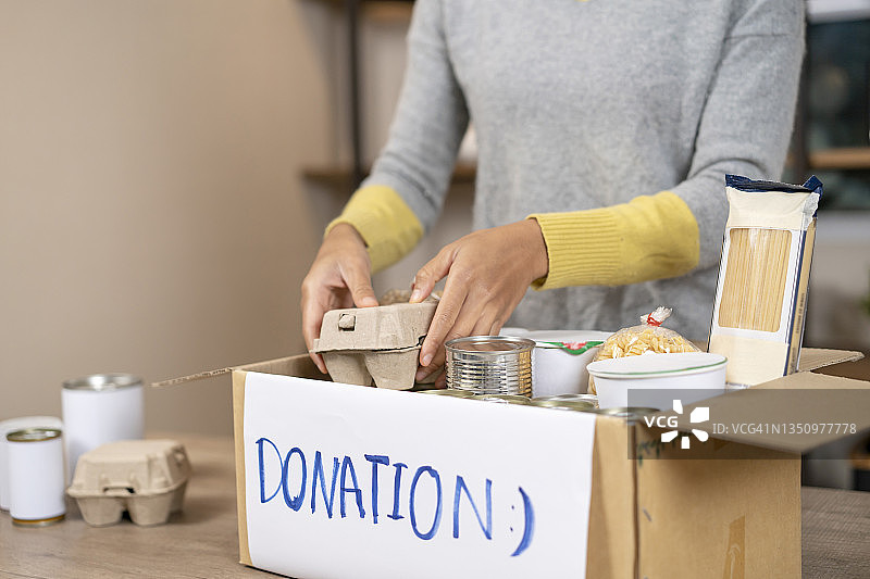 慷慨的人们帮助穷人图片素材