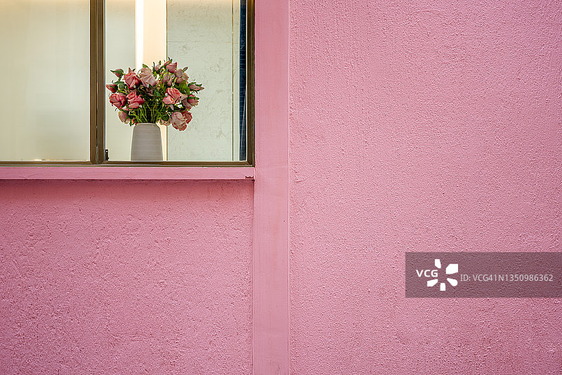 窗户上的一束玫瑰图片素材