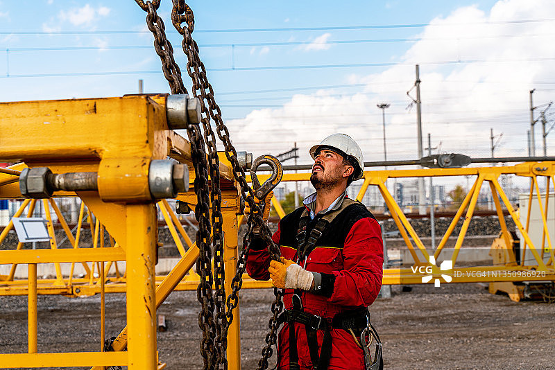 新建筑项目的起重机安装工程图片素材