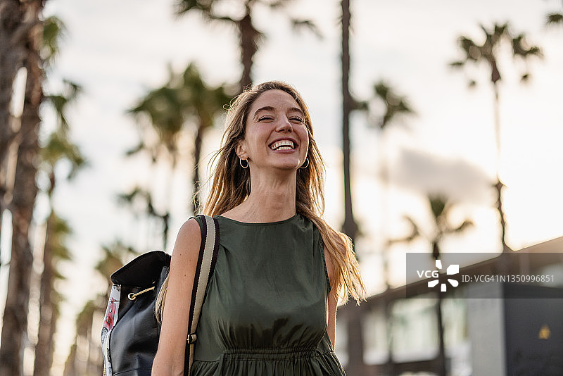 在巴塞罗那步行道上行走的年轻白人女子图片素材