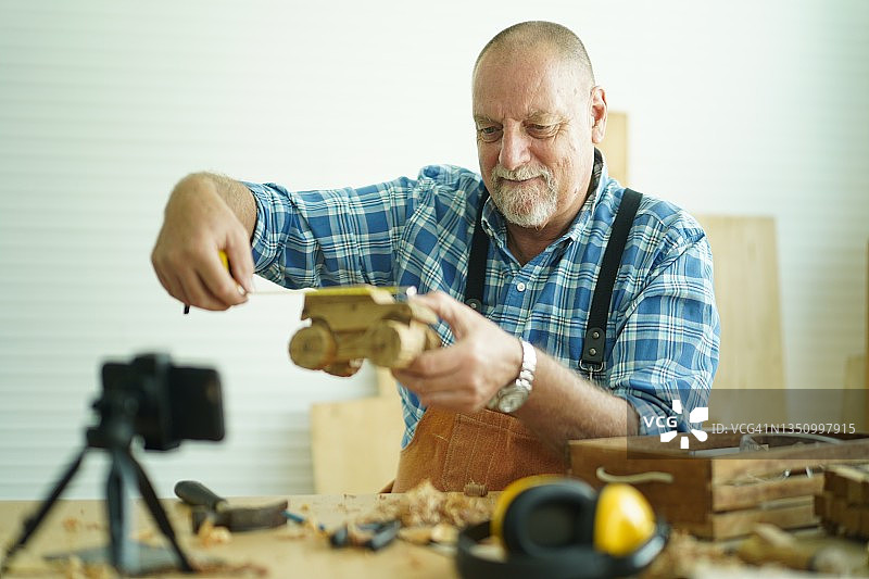 通过视频通话展示作品图片素材
