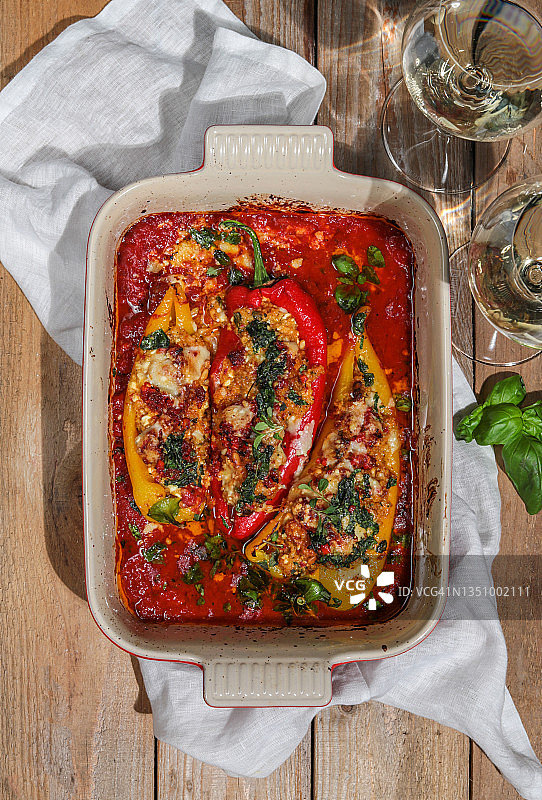 烤酿彩椒砂锅，配 couscous 米和枣图片素材