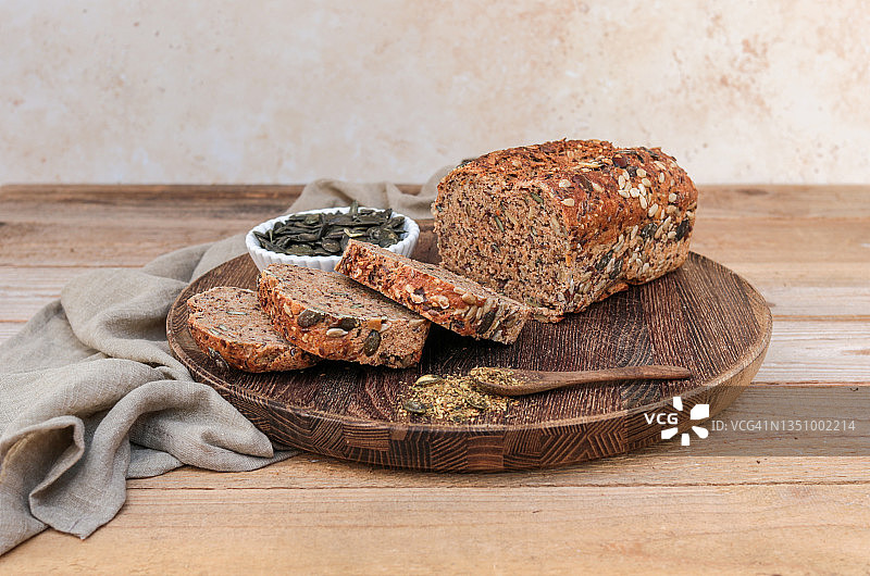 新鲜自制全麦黑面包图片素材