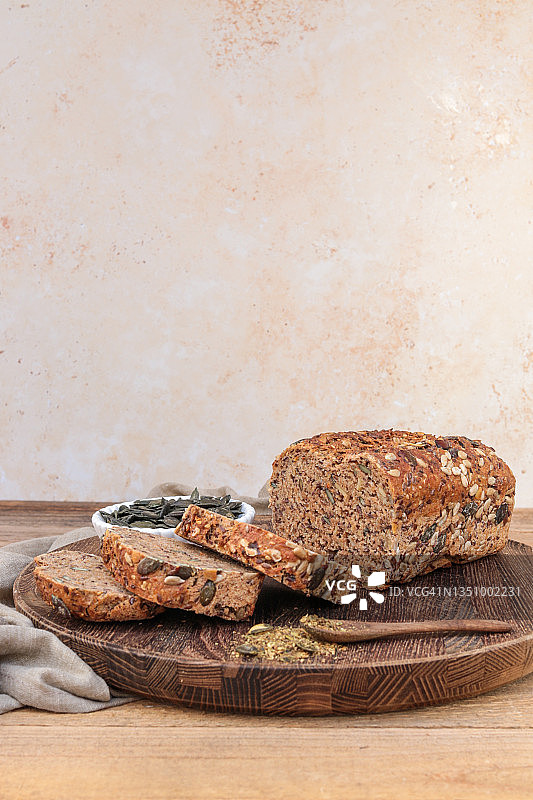 新鲜自制全麦黑面包图片素材