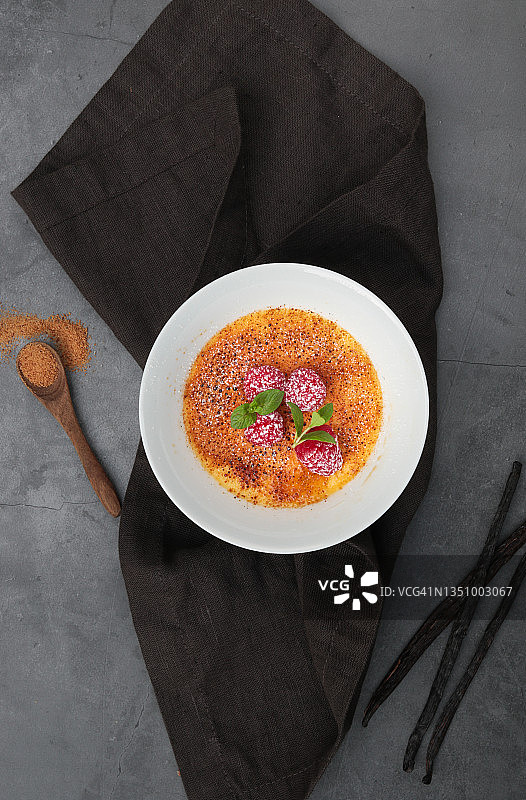 乡村厨房里的香草草莓焦糖布丁甜点图片素材