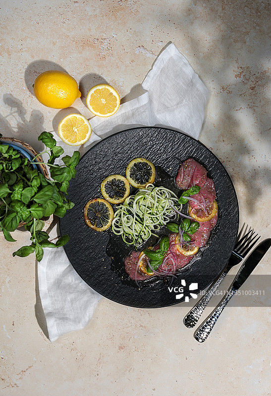 鲜牛肉薄片配西葫芦和柠檬汁图片素材