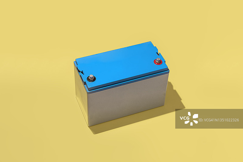 黄色背景上的蓝色AGM电池图片素材