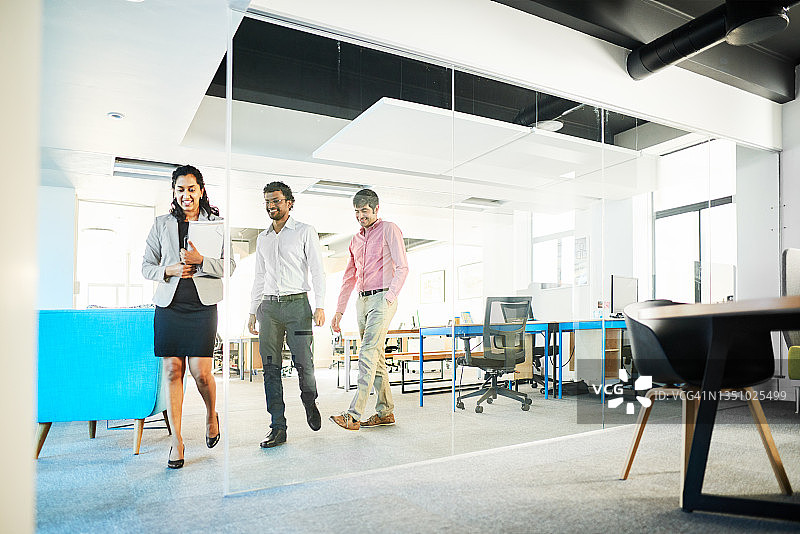 一同穿过现代办公空间的商务人士图片素材