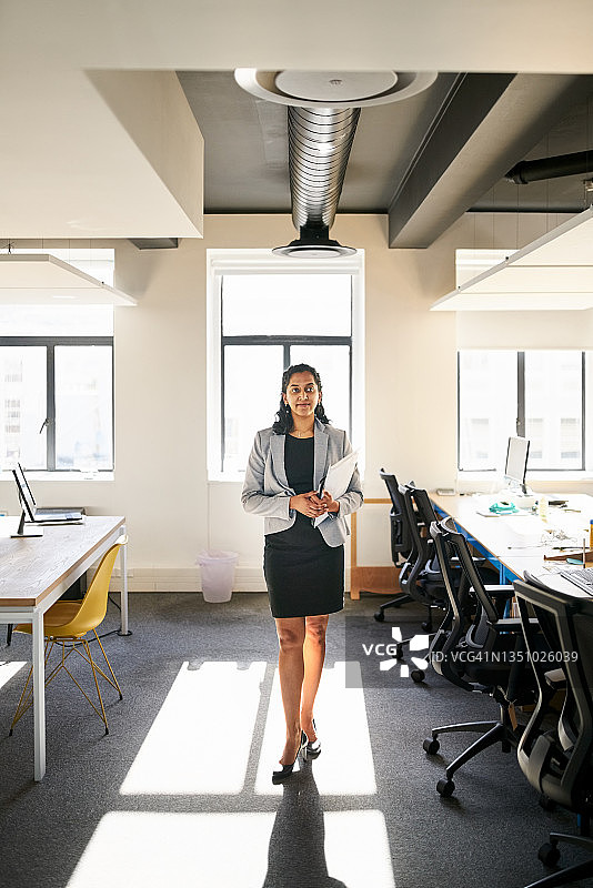 新办公室里的商业房地产经纪人肖像图片素材