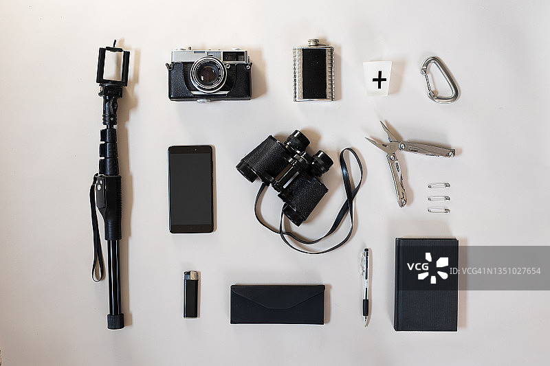 蓝色背景上的度假/露营旅行套件及配件图片素材