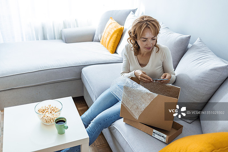 将所有物品装箱：已检查！图片素材